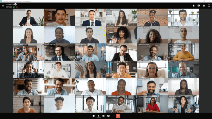 Cuadrícula de diversos profesionales participando en una videoconferencia, muchos sonriendo o saludando a la cámara.