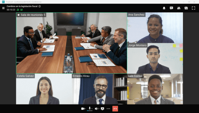 Reunión empresarial virtual con participantes presenciales y a distancia en la que se debaten los cambios en la legislación fiscal.
