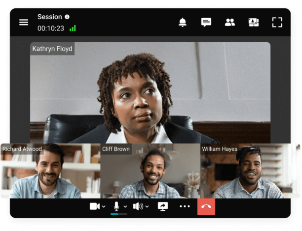 Cuatro profesionales en una reunión virtual, con una mujer que parece dirigir la sesión.